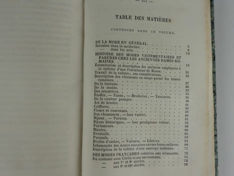 Hygiène vestimentaire. Les modes et les parures chez les français depuis l'établissment de la monarchie jsqu'à nos jours, précédé d'un curieux ...