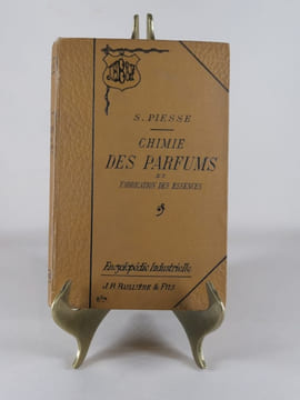Chimie des parfums et fabrication des essences. Odeurs, Bouquets et Eaux composées, Emulsions, Pâtes, Teintures, Pommades, Dentifrices, Poudres, Etc. ...