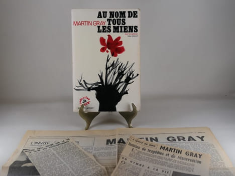 Au nom de tous les miens. Récit recueilli par Max Gallo. Signature de Martin Gray sur la garde blanche. . Martin GRAY
