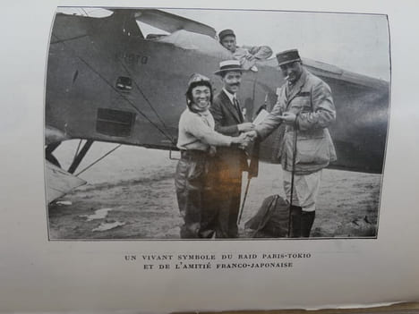 Le Raid merveilleux de Pelletier Doisy. Paris-Tokyo en avion. Lettre-préface de "Pivolo". Avec soixante-six photographies et cartes.. Gilbert ...