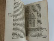 Macrobii Ambrosii Aurelii Theodosii, viriconsularis & illustris, In somnium Scipionis, Lib. II (Le Songe de Scipion). Saturnaliorum, LIb. VII (Les Saturnales). Ex variis ac vetustissimis codicibus recogniti et aucti. Cum indice locupletissimo. par Macrobe Ambrosius Aurelius Théodose (vers 370 -ap. 430). - Image 10