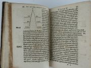 Macrobii Ambrosii Aurelii Theodosii, viriconsularis & illustris, In somnium Scipionis, Lib. II (Le Songe de Scipion). Saturnaliorum, LIb. VII (Les Saturnales). Ex variis ac vetustissimis codicibus recogniti et aucti. Cum indice locupletissimo. par Macrobe Ambrosius Aurelius Théodose (vers 370 -ap. 430). - Image 11