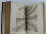 Macrobii Ambrosii Aurelii Theodosii, viriconsularis & illustris, In somnium Scipionis, Lib. II (Le Songe de Scipion). Saturnaliorum, LIb. VII (Les Saturnales). Ex variis ac vetustissimis codicibus recogniti et aucti. Cum indice locupletissimo. par Macrobe Ambrosius Aurelius Théodose (vers 370 -ap. 430). - Image 7