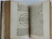 Macrobii Ambrosii Aurelii Theodosii, viriconsularis & illustris, In somnium Scipionis, Lib. II (Le Songe de Scipion). Saturnaliorum, LIb. VII (Les Saturnales). Ex variis ac vetustissimis codicibus recogniti et aucti. Cum indice locupletissimo. par Macrobe Ambrosius Aurelius Théodose (vers 370 -ap. 430). - Image 8