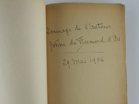 C'est arrivé en plein Paris. Une surprenante aventure de ma vie d'antiquaire. Envoi de l'auteur.. Yvonne de Brémond d'Ars