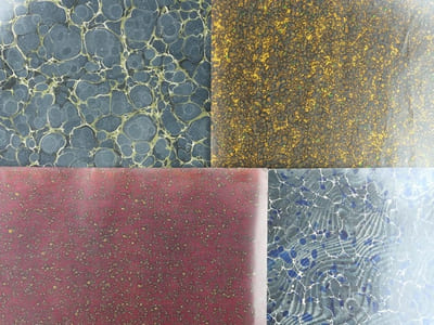 (RELIURE- RESTAURATION) Ensemble de 4 papiers marbrés anciens, à motif caillouté et glacés, faits main.