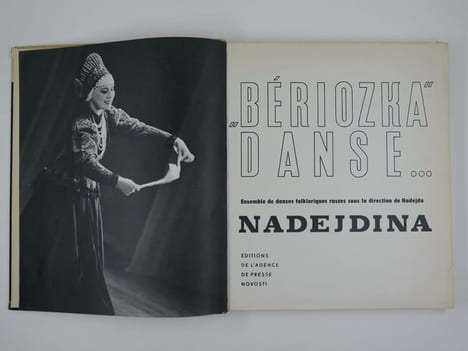 Beriozka danse. Ensemble de danses folkloriques russes sous la direction de Nadejdina.. Alexandra TCHIJOVA. Traduit du russe par N. Akhmétova.