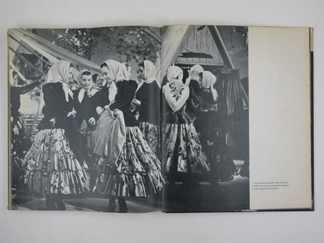 Beriozka danse. Ensemble de danses folkloriques russes sous la direction de Nadejdina.. Alexandra TCHIJOVA. Traduit du russe par N. Akhmétova.
