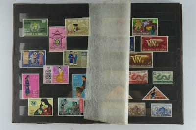 (PHILATELIE) Album de 292 timbres de la République du Viet-Nam / Sud-Vietnam des années 1955 - 1959 - 1963 - 1964 - 1967 - 1975.