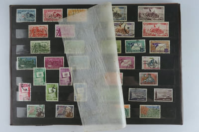 (PHILATELIE) Album de 292 timbres de la République du Viet-Nam / Sud-Vietnam des années 1955 - 1959 - 1963 - 1964 - 1967 - 1975.