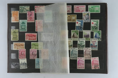 (PHILATELIE) Album de 292 timbres de la République du Viet-Nam / Sud-Vietnam des années 1955 - 1959 - 1963 - 1964 - 1967 - 1975.