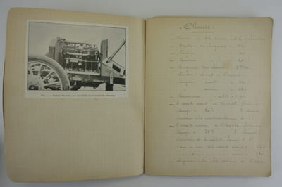 (Automobile) MERCEDES 40 HP. Cahier manuscrit de 28 pages rédigé par un ingénieur, décrivant d'une manière très détaillée les caractéristiques techniques de cette automobile, agrémenté de photos d'époque, de croquis et de coupes techniques sur papier calque. Le cahier est vraisemblablement contemporain de la sortie de ce modèle (1923).