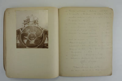 (Automobile) MERCEDES 40 HP. Cahier manuscrit de 28 pages rédigé par un ingénieur, décrivant d'une manière très détaillée les caractéristiques techniques de cette automobile, agrémenté de photos d'époque, de croquis et de coupes techniques sur papier calque. Le cahier est vraisemblablement contemporain de la sortie de ce modèle (1923).