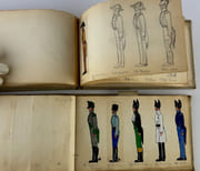 Carnets de dessins originaux représentant les UNIFORMES des SOLDATS du 18e s. et du Premier Empire. Le premier carnet est consacré à l'uniforme en France, le second représente les uniformes de différentes régions et pays : Langonie, Grand Duché de Geisberg, Royaume de Warland (RU), Empire de Modaquie (?), Royaume de Romagne, Royaume de Margovie.  par Anonyme - Image 17