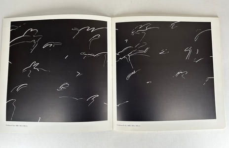 Réunion de 2 catalogues d'exposition de la Galerie Adrien Maeght. 1/ AKI KURODA. TENEBRES. Texte de Marguerite Duras. 1980. In-4 carré (23x23cm), 28p.,  19 reproductions. Impression en lithographie. 2/ AKI KURODA CONTINUITE. Texte de Marcelin Pleynet, 1982. in-4, 36p., 20 reproductions. 