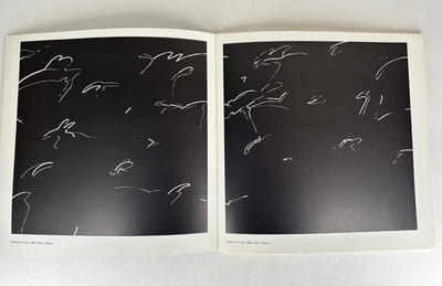 Réunion de 2 catalogues d'exposition de la Galerie Adrien Maeght. 1/ AKI KURODA. TENEBRES. Texte de Marguerite Duras. 1980. In-4 carré (23x23cm), 28p.,  19 reproductions. Impression en lithographie. 2/ AKI KURODA CONTINUITE. Texte de Marcelin Pleynet, 1982. in-4, 36p., 20 reproductions. 