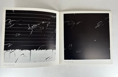 Réunion de 2 catalogues d'exposition de la Galerie Adrien Maeght. 1/ AKI KURODA. TENEBRES. Texte de Marguerite Duras. 1980. In-4 carré (23x23cm), 28p.,  19 reproductions. Impression en lithographie. 2/ AKI KURODA CONTINUITE. Texte de Marcelin Pleynet, 1982. in-4, 36p., 20 reproductions. 