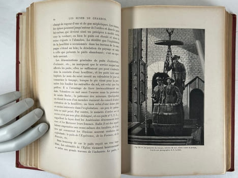 La vie souterraine ou Les mines et les mineurs. Ouvrage illustré de 160 gravures sur bois, de 20 cartes tirées en couleurs et de 10 planches imprimées ...