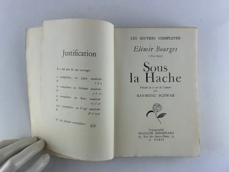 Sous la Hache. Précédé de la vie de l' auteur par Raymond Schwab.. Elimir BOURGES