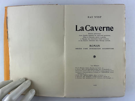 La Caverne. Histoire pittoresque d'une famille humaine de vingt-neuf personnes, filles et garçons, petits et grands, à l'époque des luxuriantes forêts ...