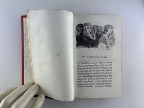 Les Caractères ou Les Moeurs de ce Siècle, suivis du Discours à l'Académie et de la traduction de Théophraste. Précédés d'une introduction par M. ...