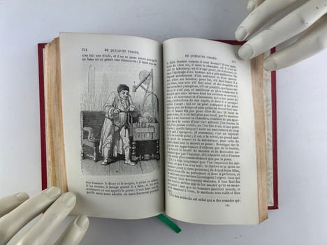 Les Caractères ou Les Moeurs de ce Siècle, suivis du Discours à l'Académie et de la traduction de Théophraste. Précédés d'une introduction par M. ...