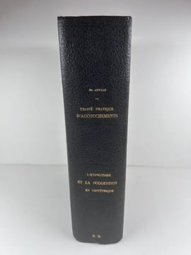 TRAITÉ PRATIQUE D'ACCOUCHEMENTS par Le Dr A. Auvard accoucheur des hôpitaux de Paris. Avec 558 figures dans le texte. Troisième édition revue et ...