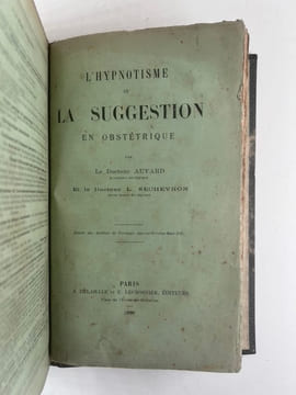 TRAITÉ PRATIQUE D'ACCOUCHEMENTS par Le Dr A. Auvard accoucheur des hôpitaux de Paris. Avec 558 figures dans le texte. Troisième édition revue et ...