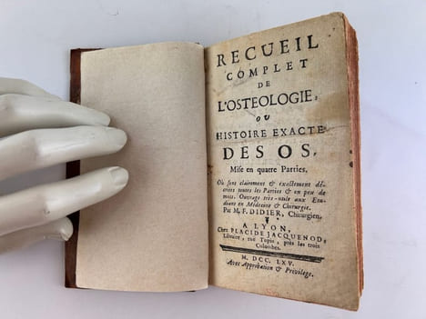 (MEDECINE) Recueil complet de l'ostéologie ou histoire exacte des os. SUIVI DE Traité des bandages ou méthode exacte pour appliquer les bandages les ...