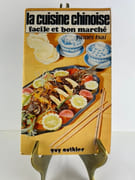 La cuisine chinoise en deux coups de baguettes. Facile et bon marché par Recettes de Yamei TSAI. Rédactrice Line Chamebrs. Illustratrice Mic Desgrés.  - Image 1