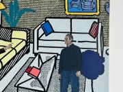 (Estampe moderne - Modern print)  Leo Castelli a Roy Lichtenstein stojící p e obrazem „Interiér s platikou Yvese Kleina“, 1992dvacetibarevn  linoryt / Leo Castelli and Roy Lichtenstein standing in front of the painting "Interior with a Plaque by Yves Klein", 1992twenty-color linocut /  Leo Castelli et Roy Lichtenstein devant le tableau « Intérieur avec une plaque d'Yves Klein », 1992 Linogravure en vingt couleurs par Michal Cihlá  (1960-) - Image 4