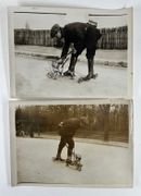 (Patins à roulettes motorisé) 2 tirages originaux argentiques représentant l'inventeur Mercier chaussé d'un patin automobile d'une force d'un cheval 1/4 pouvant faire 50km à la vitesse de 30km/h, moteur 2 cylindres, embrayage à friction, roues de boggies, pouvant monter les côtes de 8%. les accumulateurs et le bobine se tiennent dans une ceinture ainsi que le réservoir par  - Image 1