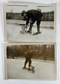(Patins à roulettes motorisé) 2 tirages originaux argentiques représentant l'inventeur Mercier chaussé d'un patin automobile d'une force d'un cheval 1/4 pouvant faire 50km à la vitesse de 30km/h, moteur 2 cylindres, embrayage à friction, roues de boggies, pouvant monter les côtes de 8%. les accumulateurs et le bobine se tiennent dans une ceinture ainsi que le réservoir
