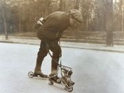 (Patins à roulettes motorisé) 2 tirages originaux argentiques représentant l'inventeur Mercier chaussé d'un patin automobile d'une force d'un cheval 1/4 pouvant faire 50km à la vitesse de 30km/h, moteur 2 cylindres, embrayage à friction, roues de boggies, pouvant monter les côtes de 8%. les accumulateurs et le bobine se tiennent dans une ceinture ainsi que le réservoir par  - Image 2