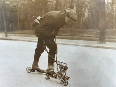 (Patins à roulettes motorisé) 2 tirages originaux argentiques représentant l'inventeur Mercier chaussé d'un patin automobile d'une force d'un cheval 1/4 pouvant faire 50km à la vitesse de 30km/h, moteur 2 cylindres, embrayage à friction, roues de boggies, pouvant monter les côtes de 8%. les accumulateurs et le bobine se tiennent dans une ceinture ainsi que le réservoir