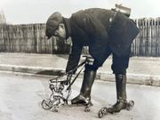 (Patins à roulettes motorisé) 2 tirages originaux argentiques représentant l'inventeur Mercier chaussé d'un patin automobile d'une force d'un cheval 1/4 pouvant faire 50km à la vitesse de 30km/h, moteur 2 cylindres, embrayage à friction, roues de boggies, pouvant monter les côtes de 8%. les accumulateurs et le bobine se tiennent dans une ceinture ainsi que le réservoir par  - Image 3