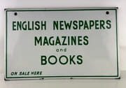 Ancienne plaque émaillée des messageries Hachette. ENGLISH NEWPAPERS - MAGAZINES AND BOOKS ON SALE HERE. Format 40x25cm. par  - Image 1
