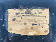 Ancienne plaque émaillée des messageries Hachette. ENGLISH NEWPAPERS - MAGAZINES AND BOOKS ON SALE HERE. Format 40x25cm. par  - Image 3