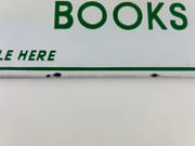 Ancienne plaque émaillée des messageries Hachette. ENGLISH NEWPAPERS - MAGAZINES AND BOOKS ON SALE HERE. Format 40x25cm. par  - Image 4