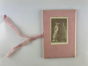 (Curiosa) Nues 1925; Port-folio de 12 cartes 9x14cm. Tirage limité à 250 exemplaires.  par  - Image 2