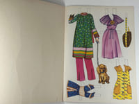 DOLLS - Réunion de 4 livrets de poupées en papier à détacher et à habiller.