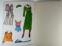 DOLLS - Réunion de 4 livrets de poupées en papier à détacher et à habiller.