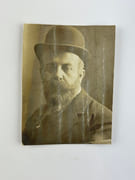 Ménages d'Artistes. Willy et Colette. Etude biographique et critique, ornée de nombreuses illustrations, portraits, caricatures, de deux autographes et suivie d'opinions de critiques, d'une bibliographie, d'une iconographie et de divers documents. JOINT une photo signée de Willy (Henry Gauthier-Villars) accompagnée d'une courte correspondance (7 x 9,5cm) par Jean de LA HIRE (Adolphe d'Espie)  - Image 10