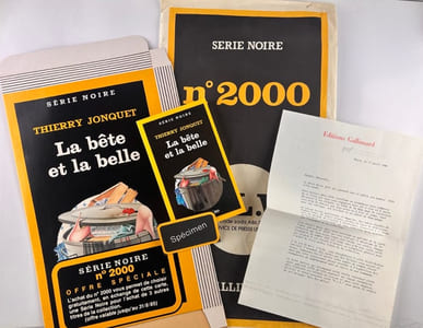 Gallimard - PLV  distribué au librairies pour le 2000e numéro de la Série Noire 1985 « La Bête et la Belle » de Thierry JONQUET. 
