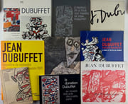 Réunion de 5 catalogues autour de JEAN DUBUFFET. 1) Jean Dubuffet, catalogue des peintures faites à Vence du 1er avril au 31 août 1957, Paul Facchetti, éditeur. 24 reproductions nb. EO 2) La donation Dubuffet au Musée des Arts Décoratifs. Palais du Louvre - Pavillon de Marsan, 1967, 117p. Repr. nb. 3)  Jean Dubuffet des Psycho-sites, Galerie Jeanne Bucher, 9 nov.- 20 déc. 1982. Reproductions couleur. 4) A propos de la Tour aux Figures de Jean Dubuffet. Musée Municipal d'Issy-les-Moulineaux 23 octobre - 31 décembre 1988, 40p. Complet du carton d'invitation. 5) Legs Isalmina Dubuffet, Fondation Dubuffet, exposition à partir du 26 novembre 2004. Liste des 122 oeuvres exposées. Commissaire : Sophie Webel. 16p. par Jean DUBUFFET - Image 1