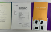 Réunion de 5 catalogues autour de JEAN DUBUFFET. 1) Jean Dubuffet, catalogue des peintures faites à Vence du 1er avril au 31 août 1957, Paul Facchetti, éditeur. 24 reproductions nb. EO 2) La donation Dubuffet au Musée des Arts Décoratifs. Palais du Louvre - Pavillon de Marsan, 1967, 117p. Repr. nb. 3)  Jean Dubuffet des Psycho-sites, Galerie Jeanne Bucher, 9 nov.- 20 déc. 1982. Reproductions couleur. 4) A propos de la Tour aux Figures de Jean Dubuffet. Musée Municipal d'Issy-les-Moulineaux 23 octobre - 31 décembre 1988, 40p. Complet du carton d'invitation. 5) Legs Isalmina Dubuffet, Fondation Dubuffet, exposition à partir du 26 novembre 2004. Liste des 122 oeuvres exposées. Commissaire : Sophie Webel. 16p. par Jean DUBUFFET - Image 9