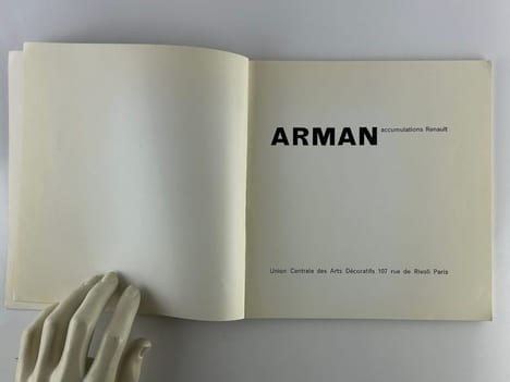 (Catalogue d'exposition) ARMAN Accumulations Renault. Texte de François MATHEY et extraits d'entretiens d'ARMAN avec Claude-Louis Renard.