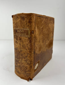 Nouveau dictionnaire portatif des langues françoise et angloise ; contenant tous les mots dont l'usage est autorisé par les meilleurs auteurs. Huitième édition, revue avec soin sur la dernière donnée à Londres, & augmentée ... ainsi que de la liste des termes de marine & de guerre à l'usage de messieurs les officiers. Par J. S. Charrier. 