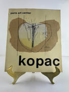 (Art Brut) Slavko Kopac. Rétrospective 1936-1981 (peinture, sculpture, céramique) 21 octobre - 21 novembre 1981 Paris Art center. OUVRAGE ORNÉ D'UNE OEUVRE ORIGINALE SIGNÉE SUR LA COUVERTURE. par Slavko KOPAC. Textes de Joja Ricov, Benjamin Peret, Michel Ragon, Jean Dubuffet, Radovan Ivsic, Françoise Choay - Image 1