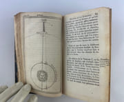 Elémens de la philososphie de Neuton (Newton) concernant la Métaphysique, la Théorie de la Lumière & celle du Monde, par M. de Voltaire de la Société Royale de Londres. Nouvelle édition.  par Isaac NEUTON (NEWTON) - VOLTAIRE. Avant-propos dédié à la Marquise du Chastelet.  - Image 7